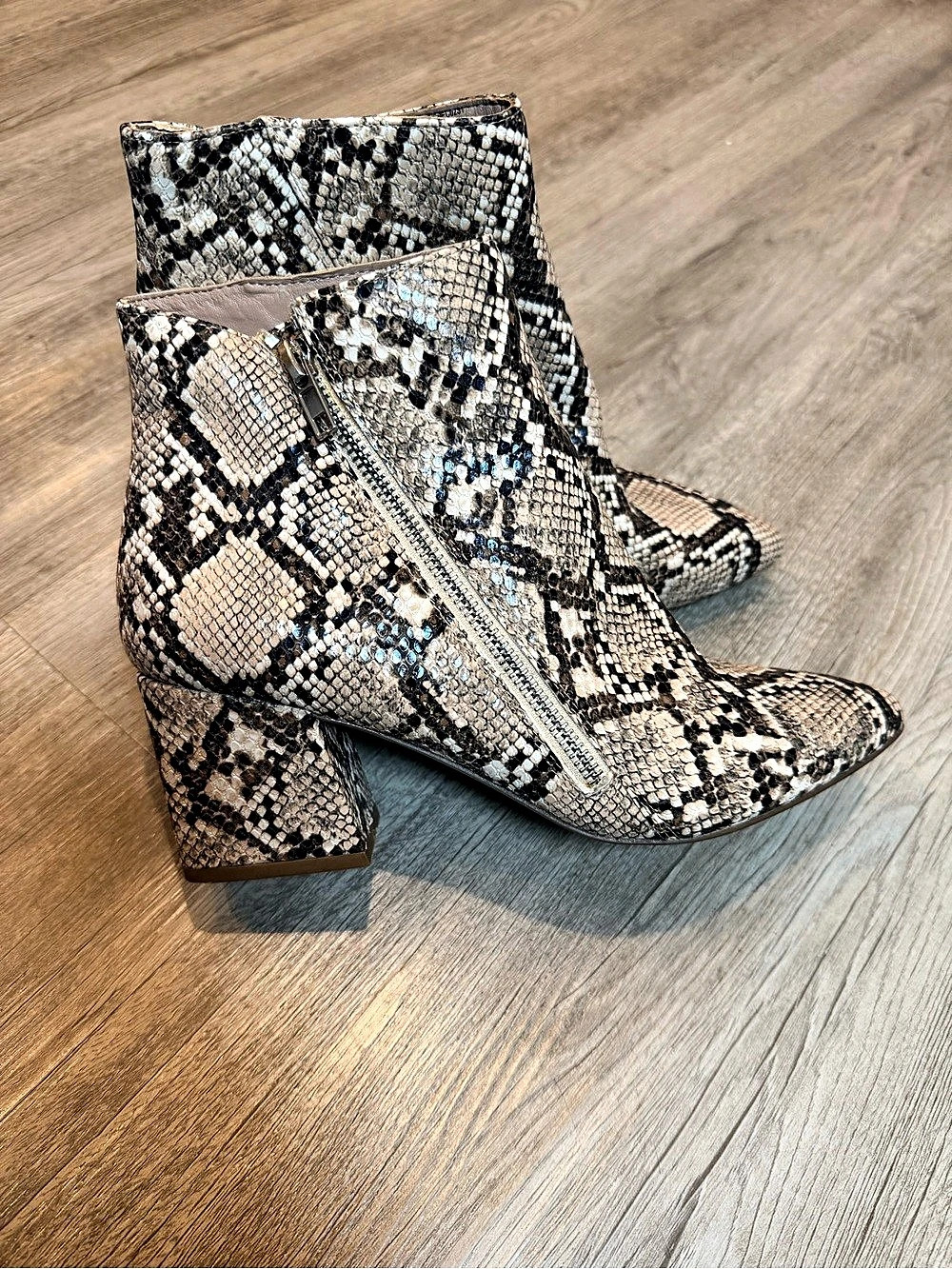 Steve Madden Checkmate Snakeskin Print Ankle Booties Size 8.5 Pointed Toe